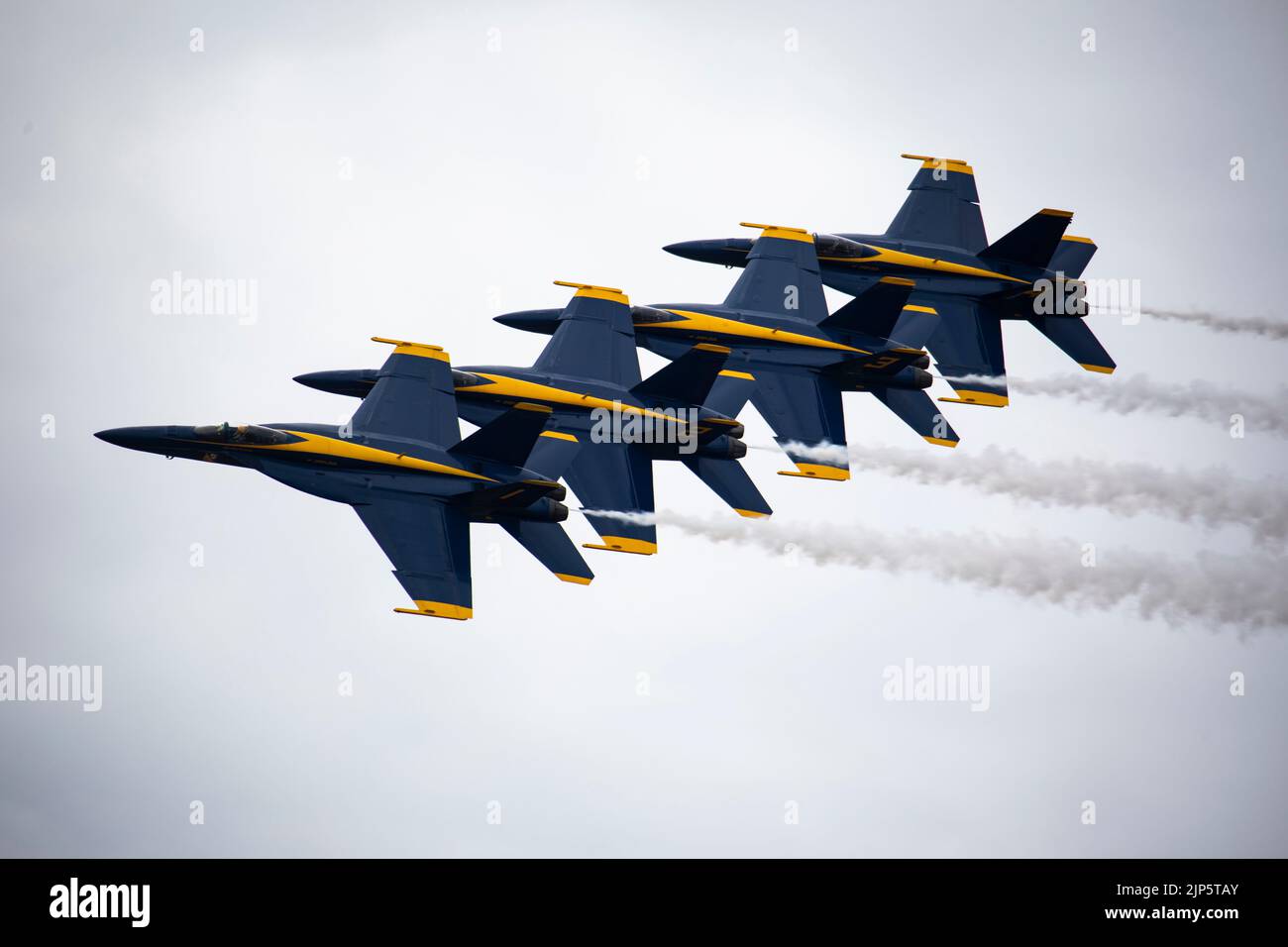 L'escadron de démonstration de vol naval américain, les Blue Angels, effectue des démonstrations de vol dans les Super Hornets F/A-18 dans le cadre du salon de l'aviation de la baie Kaneohe 2022, Marine corps Air Station Kaneohe Bay, Marine corps base Hawaii, le 14 août 2022. Le salon aérien a permis à la MBH de favoriser des relations positives avec la communauté locale, tout en offrant une expérience unique au public. Le Kaneohe Bay Air Show, qui contenait des spectacles aériens, des expositions statiques, des démonstrations et des vendeurs, a été conçu pour exprimer l'appréciation de la MCBH aux résidents d'Hawaï et à leur soutien continu Banque D'Images