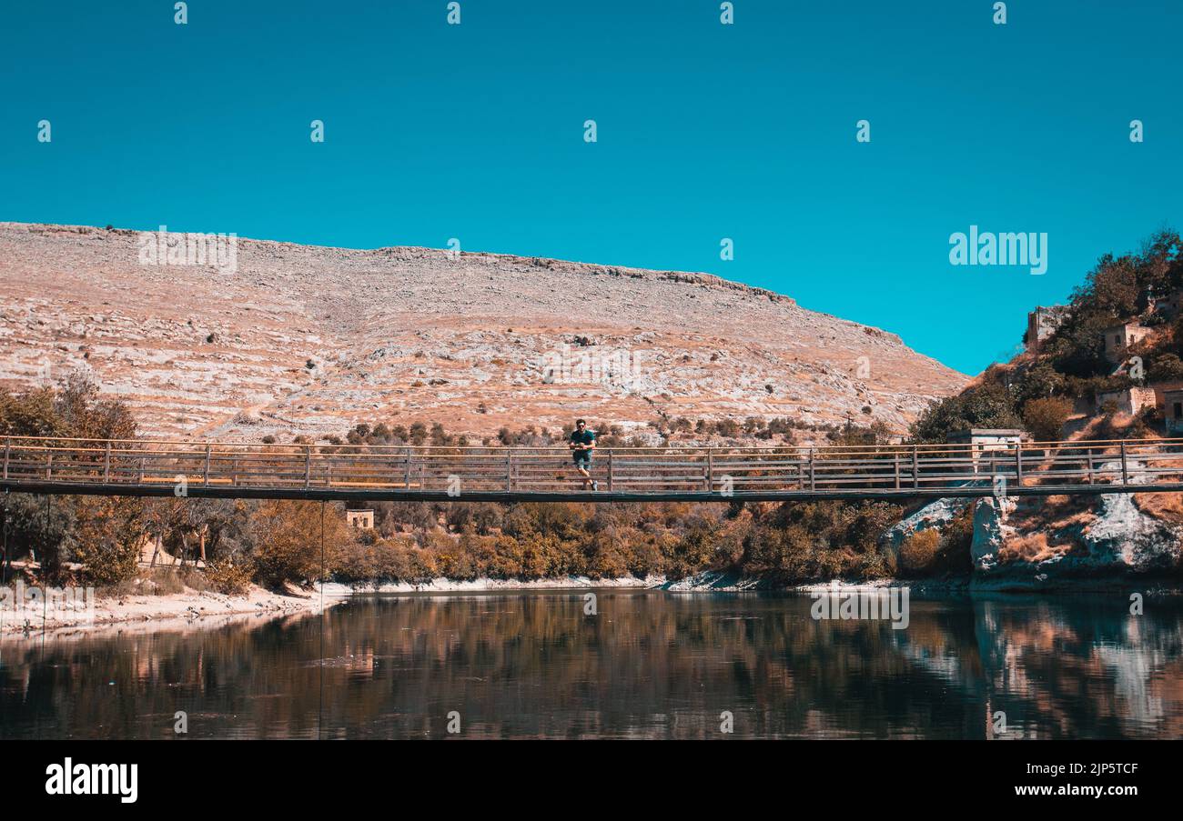 Un homme debout sur le pont Sanliurfa halfeti et regardant devant vous Banque D'Images