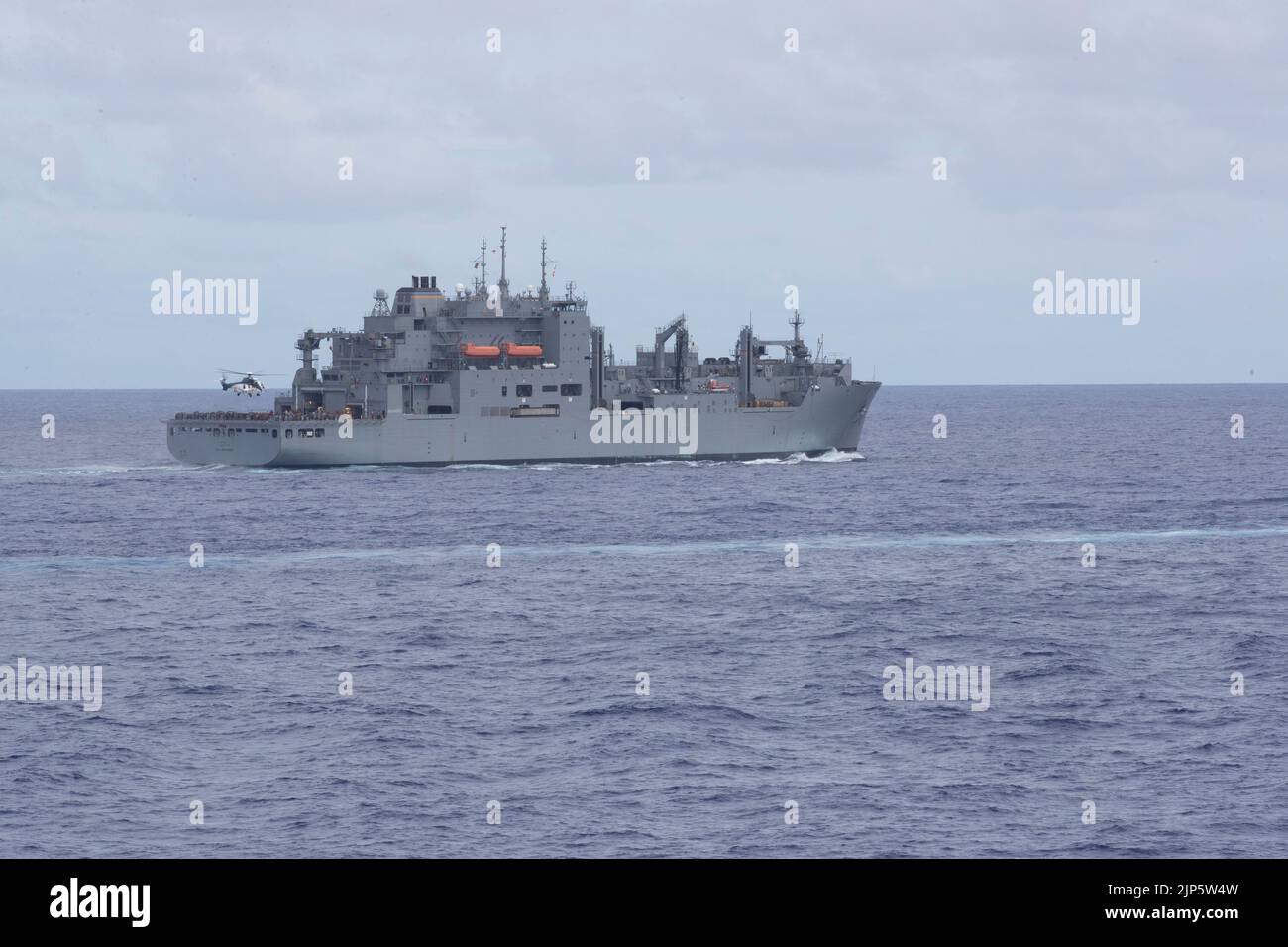 220815-N-XN177-1157 MER DES PHILIPPINES (AOÛT 15, 2022) – le navire de cargaison sèche USNS Carl Brashear (T-AKE 7) vole près du transporteur d'assaut amphibie USS Tripoli (LHA 7), lors d'un réapprovisionnement vertical, le 15 août 2022. Tripoli opère dans la zone d'opérations de la flotte américaine 7th afin d'améliorer l'interopérabilité avec ses alliés et ses partenaires et de servir de force de réaction prête à l'emploi pour défendre la paix et maintenir la stabilité dans la région Indo-Pacifique. (É.-U. Photo de la marine par le spécialiste des communications de masse 1st classe Peter Burghart) Banque D'Images