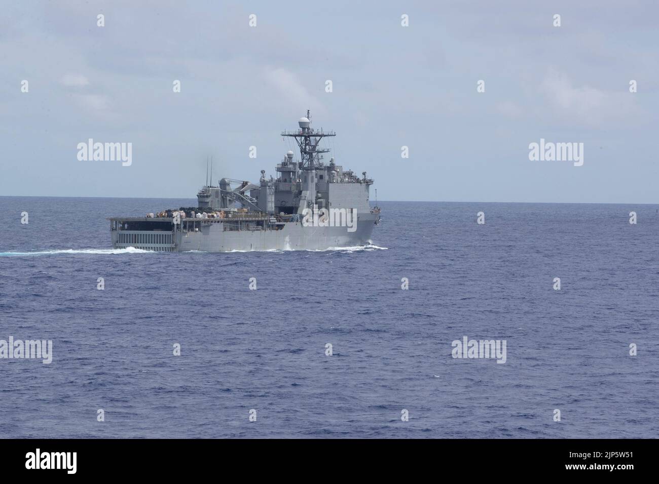 220815-N-XN177-1144 MER DES PHILIPPINES (AOÛT 15, 2022) – le navire d'atterrissage à quai amphibie USS Rushmore (LSD 47) s'embarque près du transporteur d'assaut amphibie USS Tripoli (LHA 7), le 15 août 2022. Tripoli opère dans la zone d'opérations de la flotte américaine 7th afin d'améliorer l'interopérabilité avec ses alliés et ses partenaires et de servir de force de réaction prête à l'emploi pour défendre la paix et maintenir la stabilité dans la région Indo-Pacifique. (É.-U. Photo de la marine par le spécialiste des communications de masse 1st classe Peter Burghart) Banque D'Images