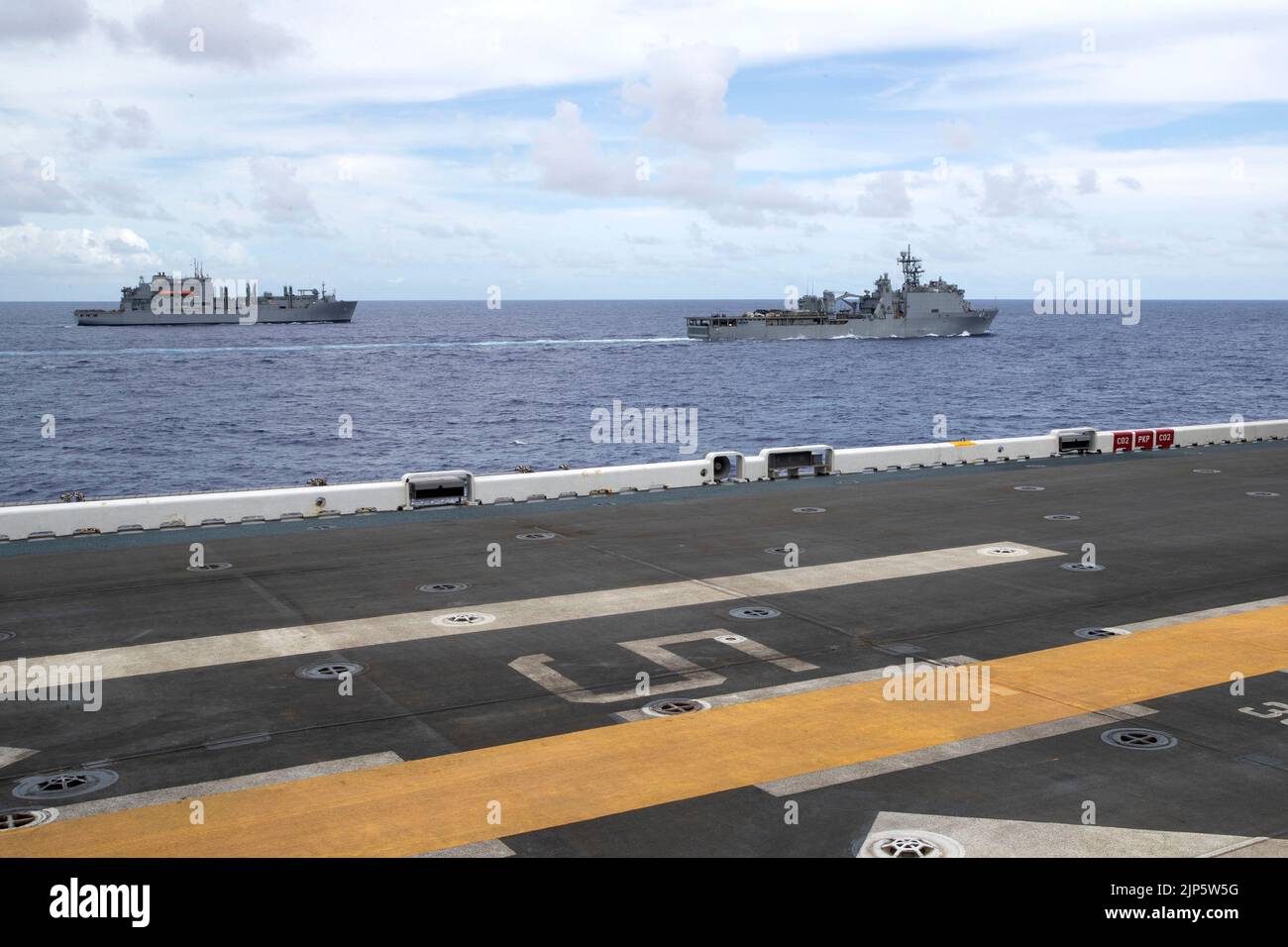 220815-N-XN177-1183 MER DES PHILIPPINES (AOÛT 15, 2022) – le navire de cargaison sèche USNS Carl Brashear (T-AKE 7), à gauche, et le navire d'atterrissage sur quai amphibie USS Rushmore (LSD 47), à vapeur près du transporteur d'assaut amphibie USS Tripoli (LHA 7), le 15 août 2022. Tripoli opère dans la zone d'opérations de la flotte américaine 7th afin d'améliorer l'interopérabilité avec ses alliés et ses partenaires et de servir de force de réaction prête à l'emploi pour défendre la paix et maintenir la stabilité dans la région Indo-Pacifique. (É.-U. Photo de la marine par le spécialiste des communications de masse 1st classe Peter Burghart) Banque D'Images