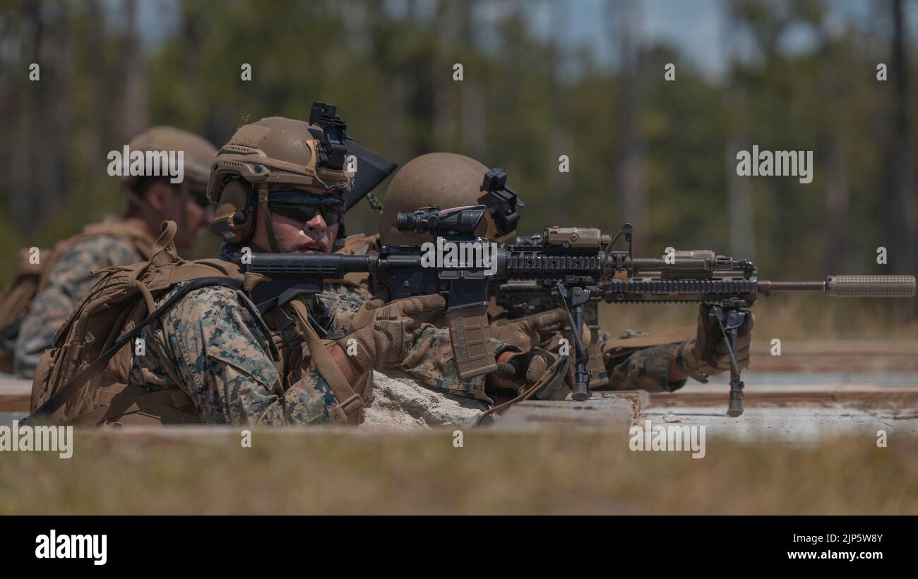 Les Marines des États-Unis, avec le 2D combat Engineer Battalion (CEB), 2D Marine Division (MARDIV), visent leurs armes lors de la compétition SAPPER Squad sur le Camp Lejeune, Caroline du Nord, le 10 août 2022. Au cours de cet exercice, Marines, de 1st CEB, 1st MARDIV et 2D CEB, a mené une formation en démolition urbaine pendant le concours annuel SAPPER Squad. Le concours consistait en un large éventail de tâches essentielles à la mission dans un environnement stressant et des talents reconnus au sein de la communauté des ingénieurs de combat du corps des Marines. (É.-U. Photo du corps marin par lance Cpl. Megan Ozaki) Banque D'Images