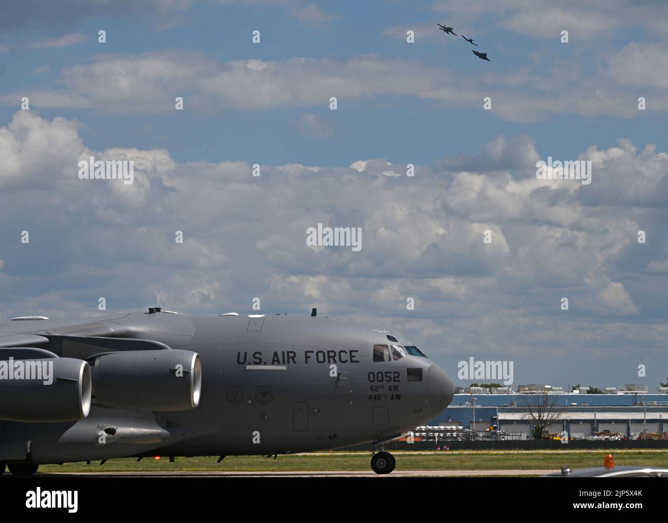 L'équipe de démonstration de la côte ouest du C-17 se prépare au décollage dans un C-17 Globemaster III affecté à l'aile 62D du transport aérien à titre de formation navale au-dessus du spectacle aérien de l'Association des aéronefs expérimentaux, Oshkosh, Wisconsin, 31 juillet 2022. EAA est le plus grand salon aérien annuel des États-Unis et est la plus grande célébration de l'aviation au monde. (É.-U. Photo de la Force aérienne par Senior Callie Norton) Banque D'Images
