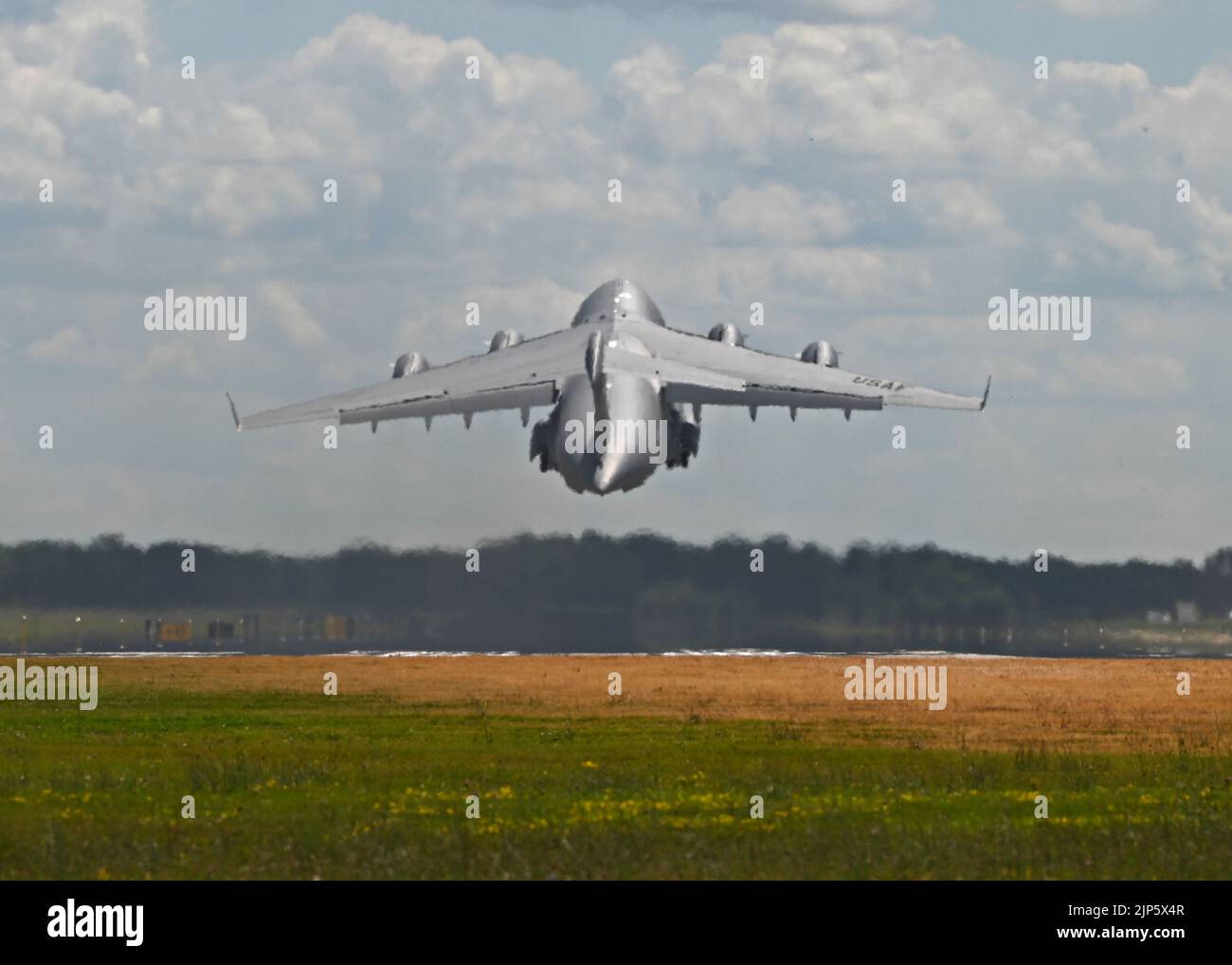 L'équipe de démonstration de la côte ouest du C-17 prend le décollage sur une piste dans un C-17 Globemaster III affecté à l'aile 62D du transport aérien de l'Association des aéronefs expérimentaux Airventure Show, Oshkosh, Wisconsin, 31 juillet 2022. EAA est le plus grand salon aérien annuel des États-Unis et est la plus grande célébration de l'aviation au monde. (É.-U. Photo de la Force aérienne par Senior Callie Norton) Banque D'Images