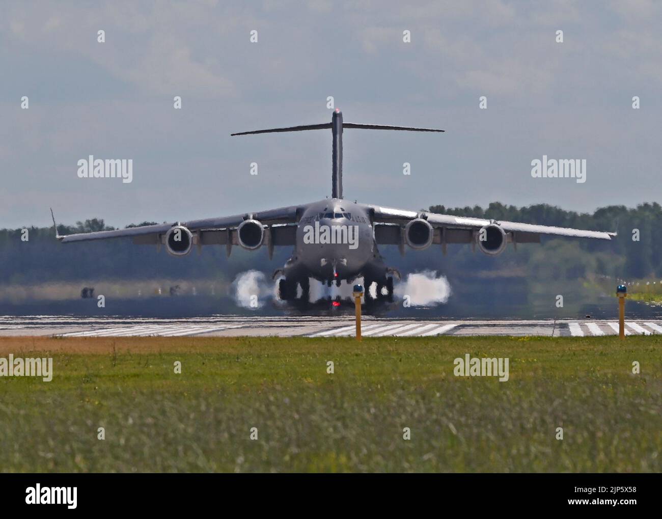 L'équipe de démonstration de la côte ouest du C-17 atterrit un C-17 Globemaster III affecté à l'aile 62D du transport aérien de l'Association des aéronefs expérimentaux, Oshkosh, Wisconsin, 31 juillet 2022. EAA est le plus grand salon aérien annuel des États-Unis et est la plus grande célébration de l'aviation au monde. (É.-U. Photo de la Force aérienne par Senior Callie Norton) Banque D'Images