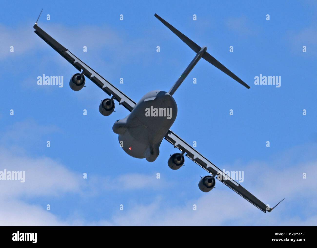 L'équipe de démonstration C-17 de la côte Ouest pilote un C-17 Globemaster III affecté à l'escadre de transport aérien de 62D au-dessus du salon aérien de l'Airventure de l'Association des aéronefs expérimentaux, Oshkosh, Wisconsin, 31 juillet 2022. EAA est le plus grand salon aérien annuel des États-Unis et est la plus grande célébration de l'aviation au monde. (É.-U. Photo de la Force aérienne par Senior Callie Norton) Banque D'Images
