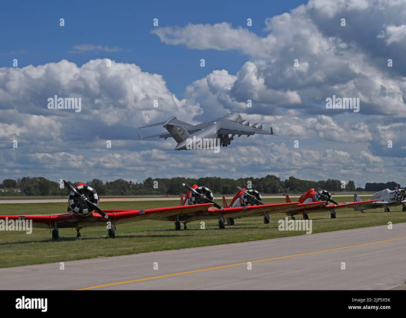 L'équipe de démonstration de la côte Ouest C-17 prend son envol dans un C-17 Globemaster III affecté à l'aile 62D du transport aérien de l'Association des aéronefs expérimentaux, Oshkosh, Wisconsin, 28 juillet 2022. EAA est le plus grand salon aérien annuel des États-Unis et est la plus grande célébration de l'aviation au monde. (É.-U. Photo de la Force aérienne par Senior Callie Norton) Banque D'Images