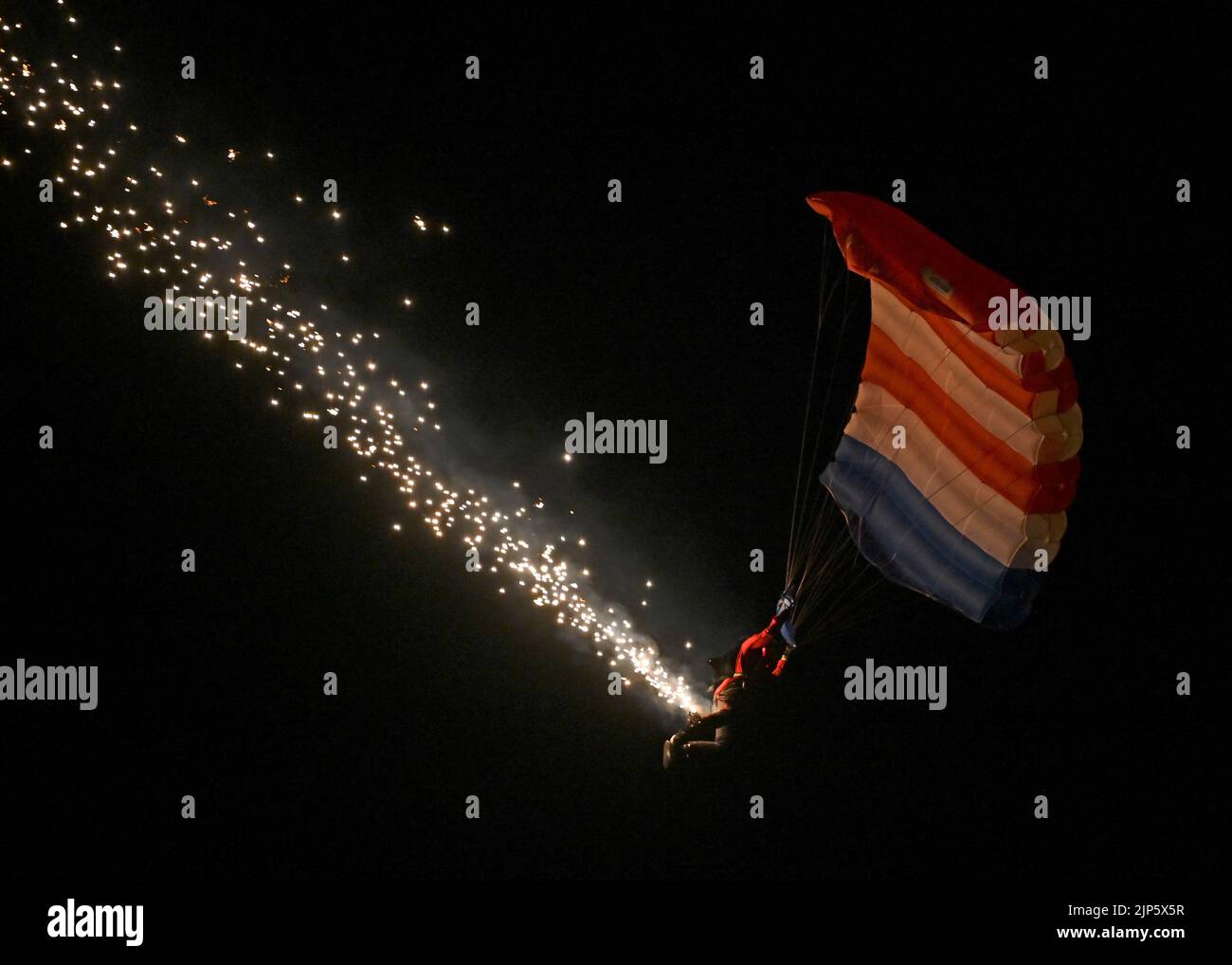 L'équipe nationale de parachutisme patriote d'hymne se produit pendant l'hymne national au salon aérien de l'Airventure de l'Association des aéronefs expérimentaux, Oshkosh, Wisconsin, 27 juillet 2022. EAA est le plus grand salon aérien annuel des États-Unis et est la plus grande célébration de l'aviation au monde. (É.-U. Photo de la Force aérienne par Senior Callie Norton) Banque D'Images