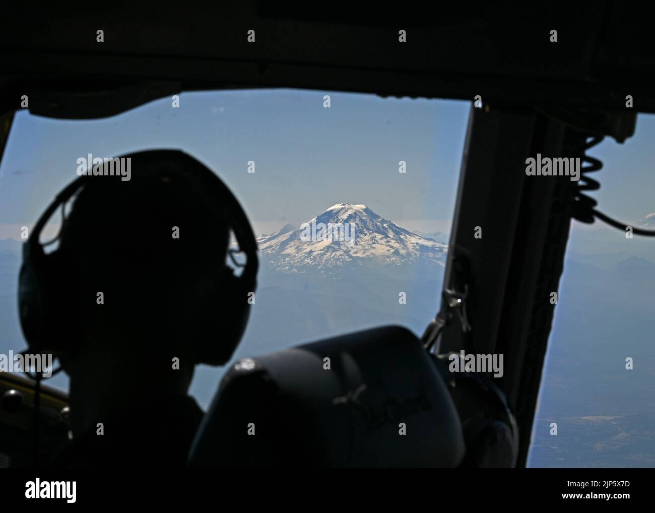 Nick Cooley, commandant de la Force aérienne des États-Unis, pilote de l'équipe de démonstration C-17 de la côte ouest, survole le mont Rainier en route pour le salon aérien de l'Association des aéronefs expérimentaux, Oshkosh, Wisconsin, 26 juillet 2022. EAA est le plus grand salon aérien annuel des États-Unis et est la plus grande célébration de l'aviation au monde. (É.-U. Photo de la Force aérienne par Senior Callie Norton) Banque D'Images