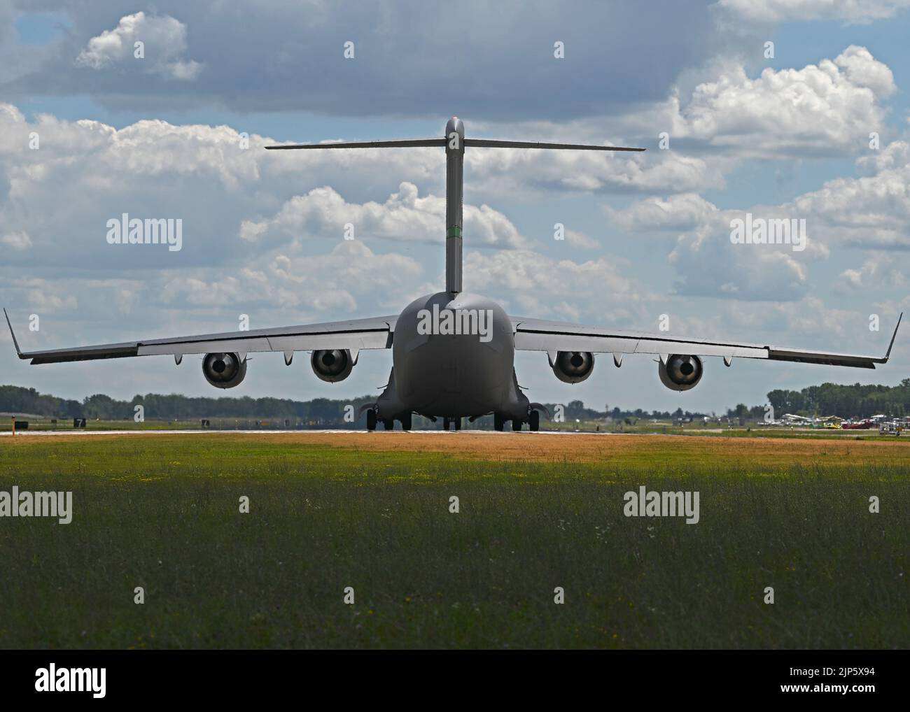 L'équipe de démonstration de la côte ouest du C-17 se prépare au décollage d'un C-17 Globemaster III affecté à l'aile 62D du transport aérien de l'Association des aéronefs expérimentaux, Oshkosh, Wisconsin, 31 juillet 2022. EAA est le plus grand salon aérien annuel des États-Unis et est la plus grande célébration de l'aviation au monde. (É.-U. Photo de la Force aérienne par Senior Callie Norton) Banque D'Images