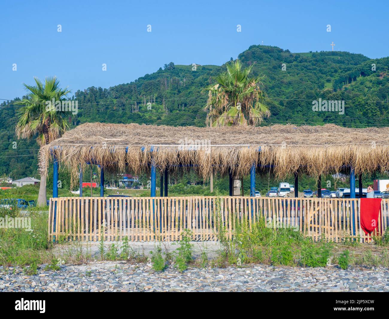 Restaurant sur toit de chaume. Vacances à la station. Bel endroit isolé. Toit de feuilles séchées. Sud. Repos sur la mer Banque D'Images