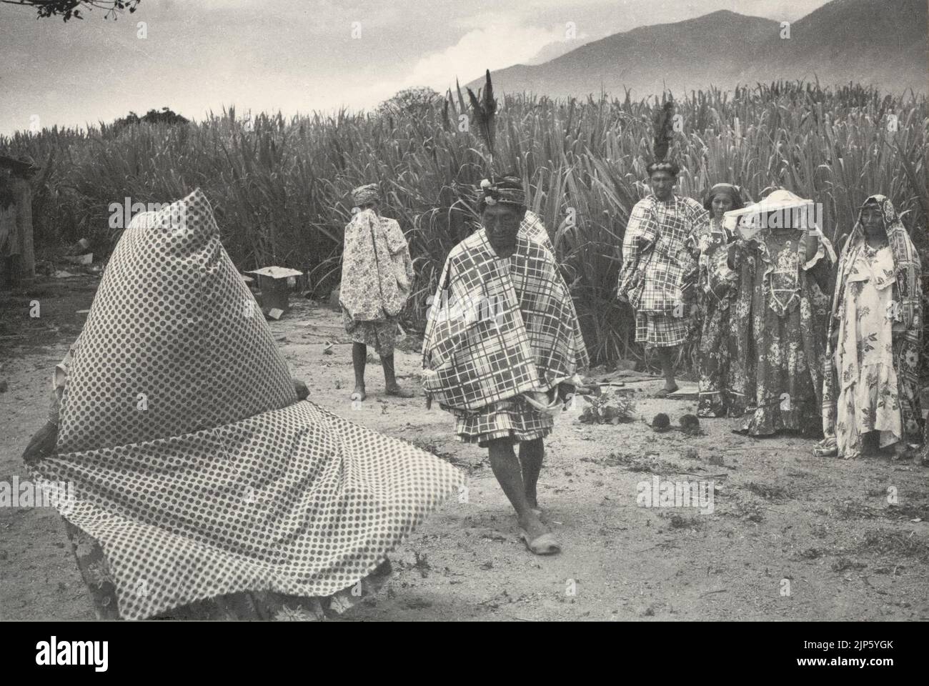 Photographie en noir et blanc des Indiens de Guajiro qui exécutent une danse traditionnelle dans l'État de Zulia, Venezuela, Amérique du Sud Banque D'Images