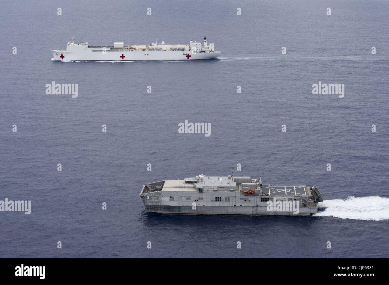 Le navire de l'hôpital militaire Sealift Command USNS Mercy (T-AH 19) et le navire à grande vitesse USNS MillinRocket (JHSV 3) se forment pendant le Pacific Partnership 2015 150527 Banque D'Images