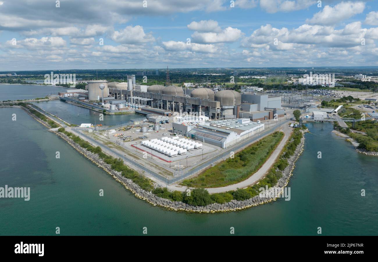 Une vue aérienne de la centrale nucléaire de Pickering, vue depuis le lac Ontario par une journée ensoleillée. Banque D'Images