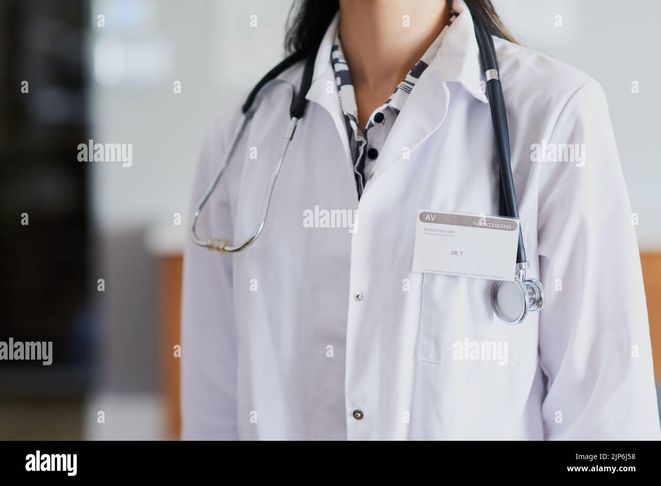 Dr T, à votre service. Une femme médecin méconnaissable se tenant dans son bureau à l'hôpital. Banque D'Images