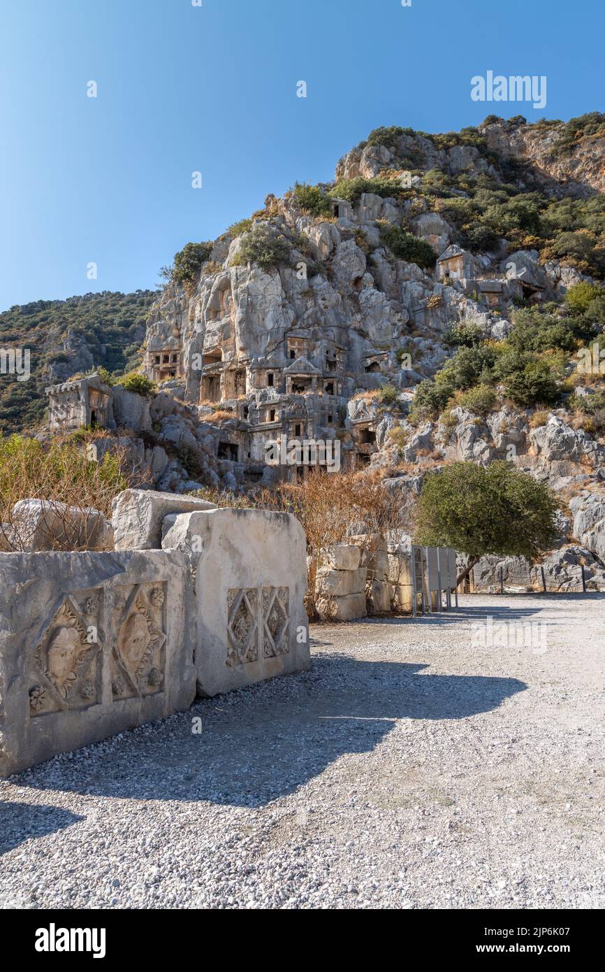 Image verticale de la Pierre historique face bas relief à la ville antique de Myra. Ruines de tombes découpées en roche dans la région de Lycia, Demre, Antalya, Turquie. Banque D'Images
