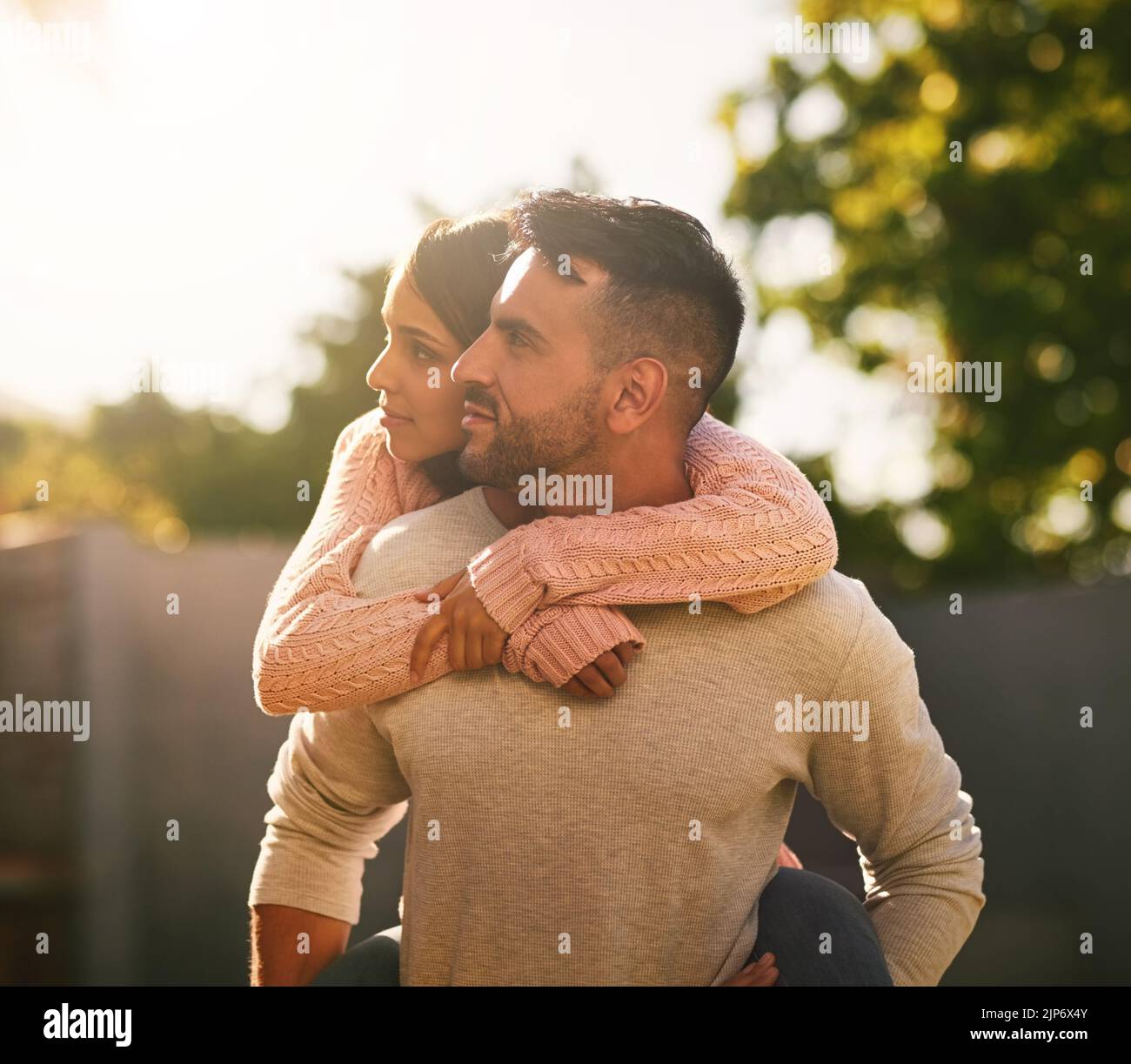 L'amour l'un de l'autre est la plus grande chose que les gens font. Un jeune couple heureux appréciant une promenade de pigeyback en plein air. Banque D'Images