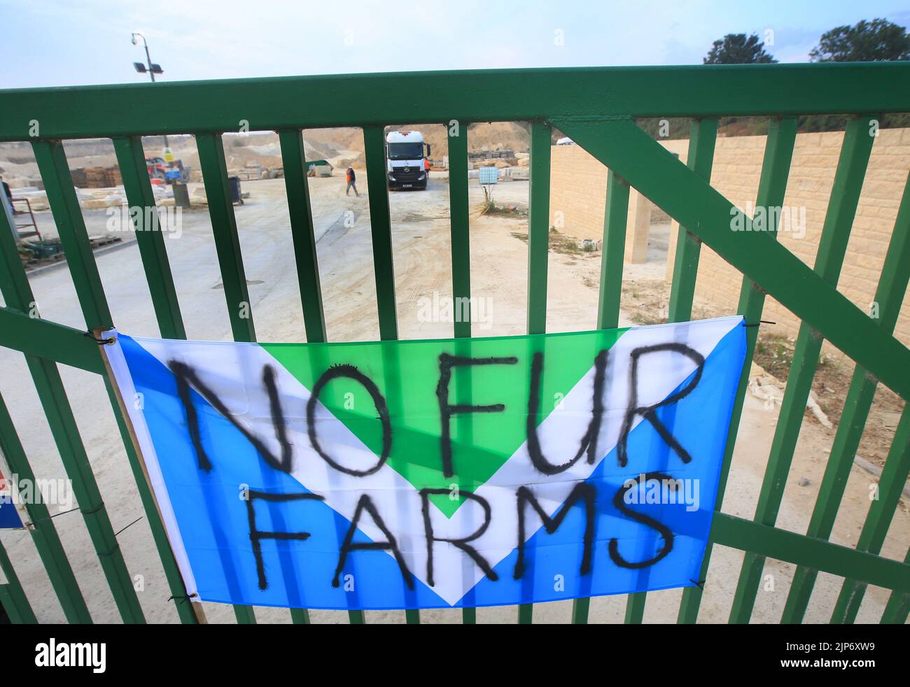 Ancaster, Royaume-Uni. 15th août 2022. Les activistes des droits des animaux accrochent une bannière disant « No fur Farms » aux portes de la carrière de Goldholme, propriété du propriétaire d'une ferme de lapins, Phil Kerry pendant la démonstration. Les militants des droits des animaux exercent une forte pression sur Phil Kerry pour qu'il ferme les lapins T&S à East Bridgford. Ils soutiennent qu'il traite les lapins très mal sur sa ferme, en les négligeant et en les utilisant pour la fourrure et la viande. Ils exigent que les lapins T&S se ferment et tous les lapins sont libérés. (Photo de Martin Pope/SOPA Images/Sipa USA) crédit: SIPA USA/Alay Live News Banque D'Images