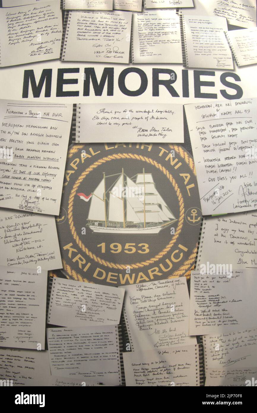 Des lettres de témoignages sont visibles sur un mur du KRI Dewaruci (Dewa Ruci), un grand navire indonésien, car la goélette de type barquentine est ouverte aux visiteurs du port de Kolinlamil (port de la Marine) à Tanjung Priok, dans le nord de Jakarta, en Indonésie. Banque D'Images