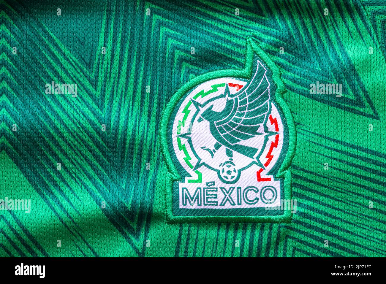 Calgary, Alberta, Canada. 15 août 2022. Gros plan sur les logos nationaux verts du maillot mexicain. Banque D'Images