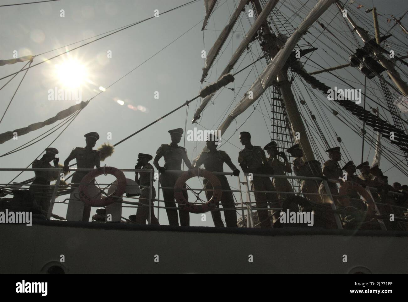 Les officiers de la marine indonésienne sont photographiés sous un soleil éclatant alors qu'ils se trouvent sur le pont de KRI Dewaruci (Dewa Ruci), un grand navire indonésien, après l'ouverture de la goélette de type barquentine pour les visiteurs publics au port de Kolinlamil (port de la marine) à Tanjung Priok, dans le nord de Jakarta, Jakarta, en Indonésie. Banque D'Images