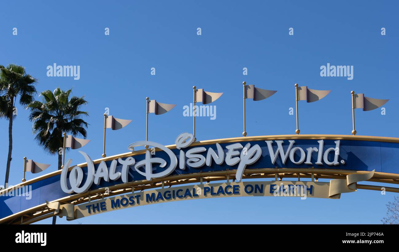 Orlando, Floride, États-Unis - 9 février 2022 : gros plan du panneau Walt Disney World sur la porte de l'arc à Orlando, Floride, États-Unis. Banque D'Images