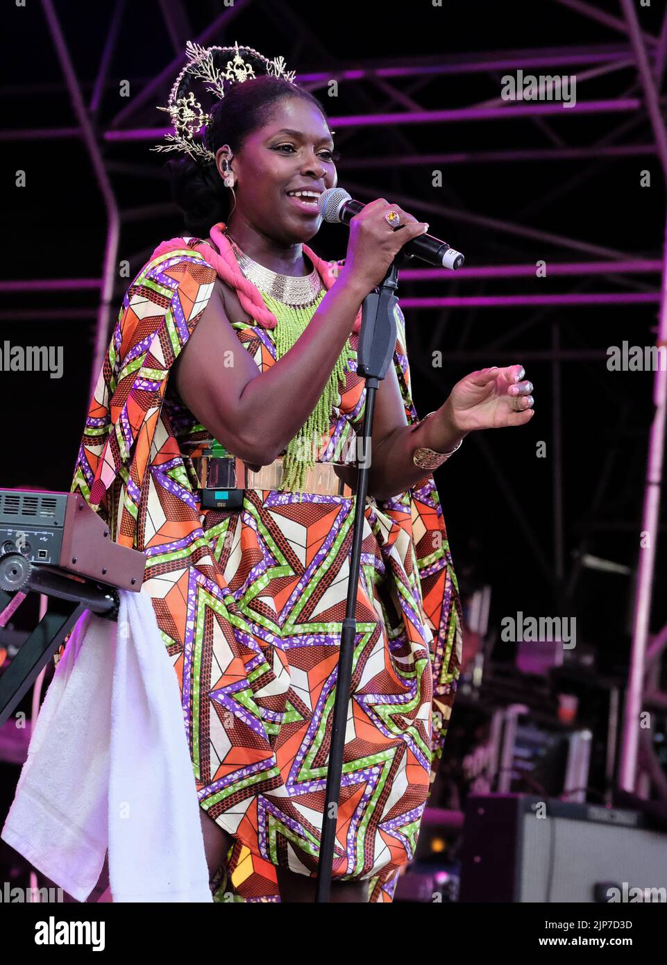 Eno Williams, chanteur et parolier britannique-nigérian, accompagné du groupe britannique Afrofunk Ibibio Sound System, se produit sur scène au festival de la foire de Boomtown. Boomtown est un festival de musique britannique qui se tient chaque année sur le Matterley Estate dans le parc national de South Downs, près de Winchester. Ibibio Sound machine est un groupe électronique anglais afro-funk de Londres. Formé en 2013, le groupe se compose actuellement du chanteur Eno Williams, du guitariste Alfred Kari Bannerman, du percussionniste AFLA Sackey, du batteur Joseph Amoako, du bassiste Philip PK Ambrose, du tromboniste/claviériste Tony Hayden, du trompettiste/clavier Banque D'Images