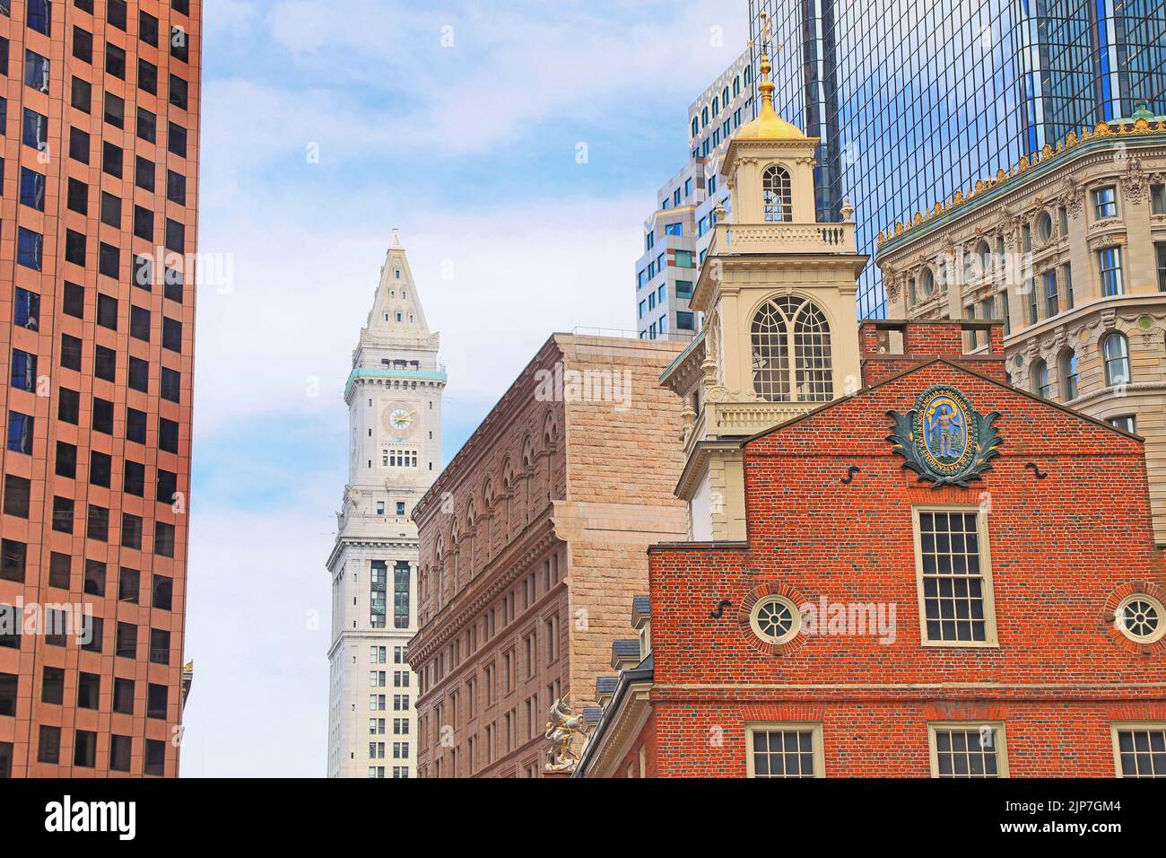 L'ancienne maison d'État de Boston entourée de bâtiments modernes, USA Banque D'Images