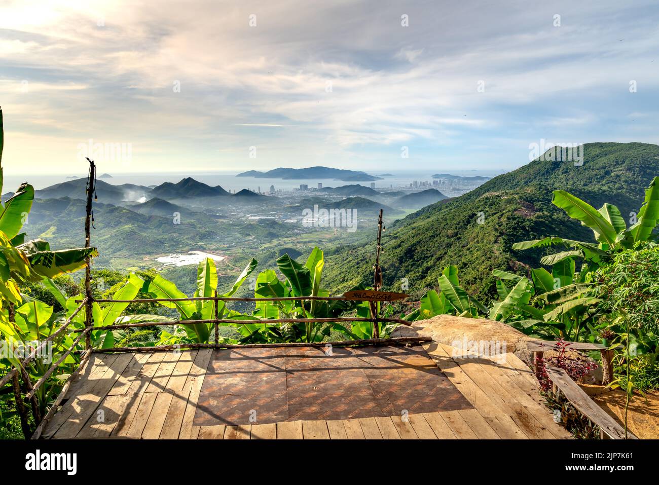 Un petit jardin fleuri de l'homestay est situé au milieu de la forêt de haute montagne. De là, regardez la célèbre ville touristique côtière de Banque D'Images