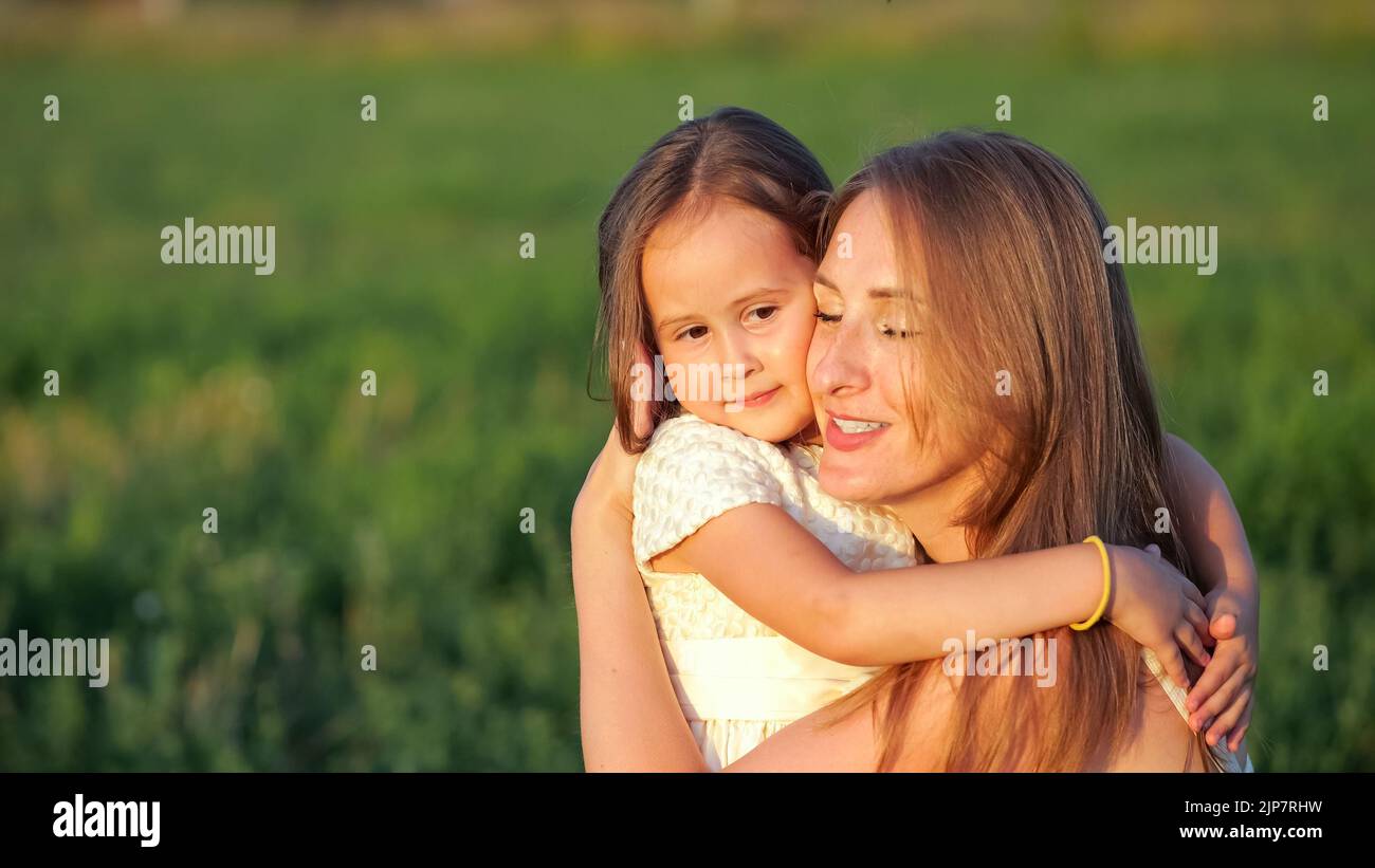 Jeune fille montre l'amour pur la mère embrassant de près Banque D'Images