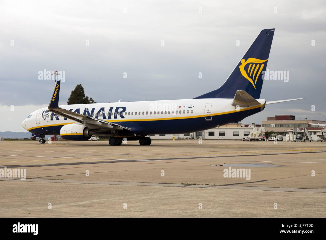 Cagliari, Italie. 09th mai 2022. Un Boeing 737-800 de Ryanair (Malta Air) vient de se remettre du stand de l'aéroport de Cagliari Elmas. L'aéroport de Cagliari Elmas est un aéroport international situé sur le territoire d'Elmas, près de Cagliari, sur l'île italienne de Sardaigne. (Photo de Fabrizio Gandolfo/SOPA Images/Sipa USA) crédit: SIPA USA/Alay Live News Banque D'Images