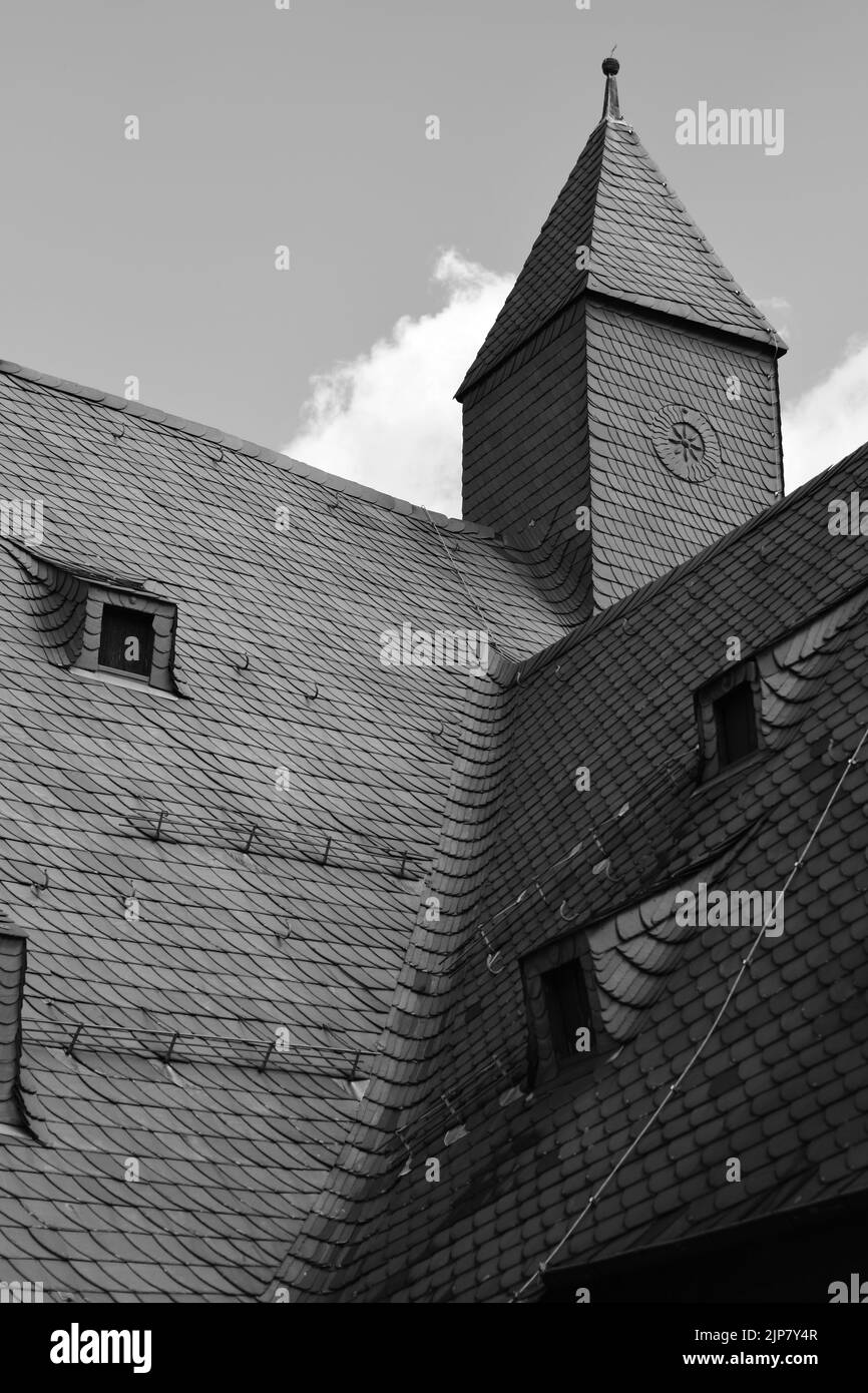 Un vieux toit en ardoise du Moyen-âge Banque D'Images