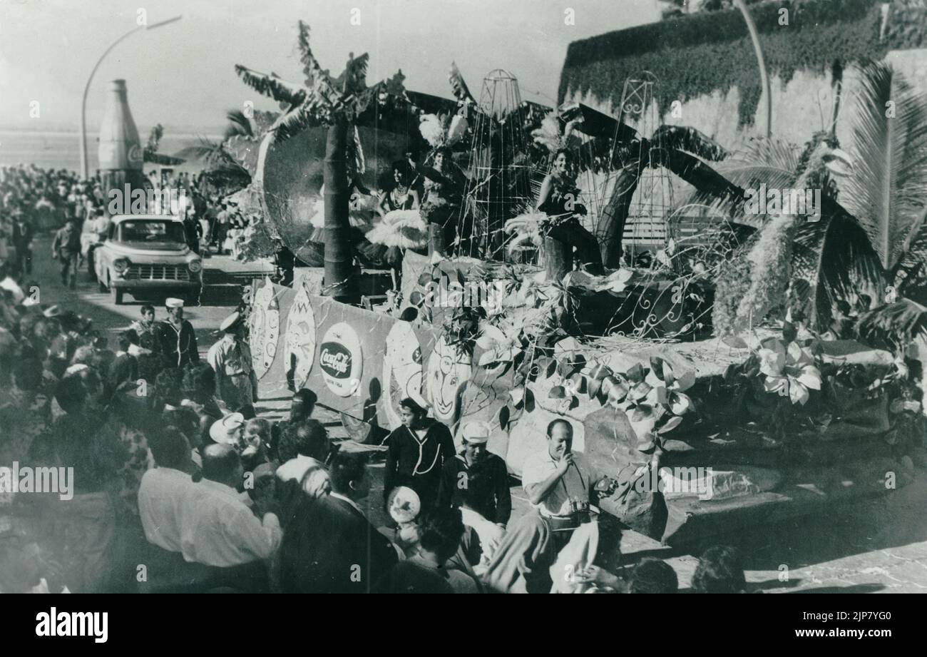 Photographie en noir et blanc des flotteurs et des spectateurs lors du défilé naval de Mazatlan en 1963, Mazatlan, Sinaloa, Mexique Banque D'Images