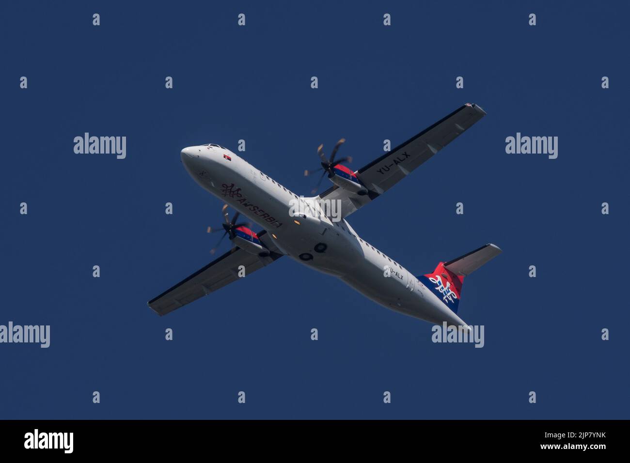 Air Serbia ATR 72 600 avion turbopropulseur régional en vol contre ciel bleu sur le point d'atterrir à l'aéroport Nikola Tesla de Belgrade Banque D'Images