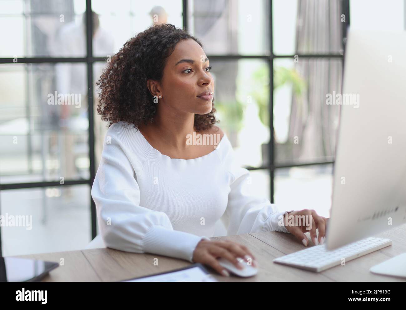 Happy african american woman using laptop in office travail-études Banque D'Images