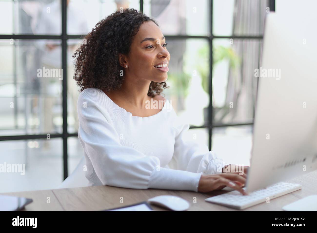 Happy african american woman using laptop in office travail-études Banque D'Images