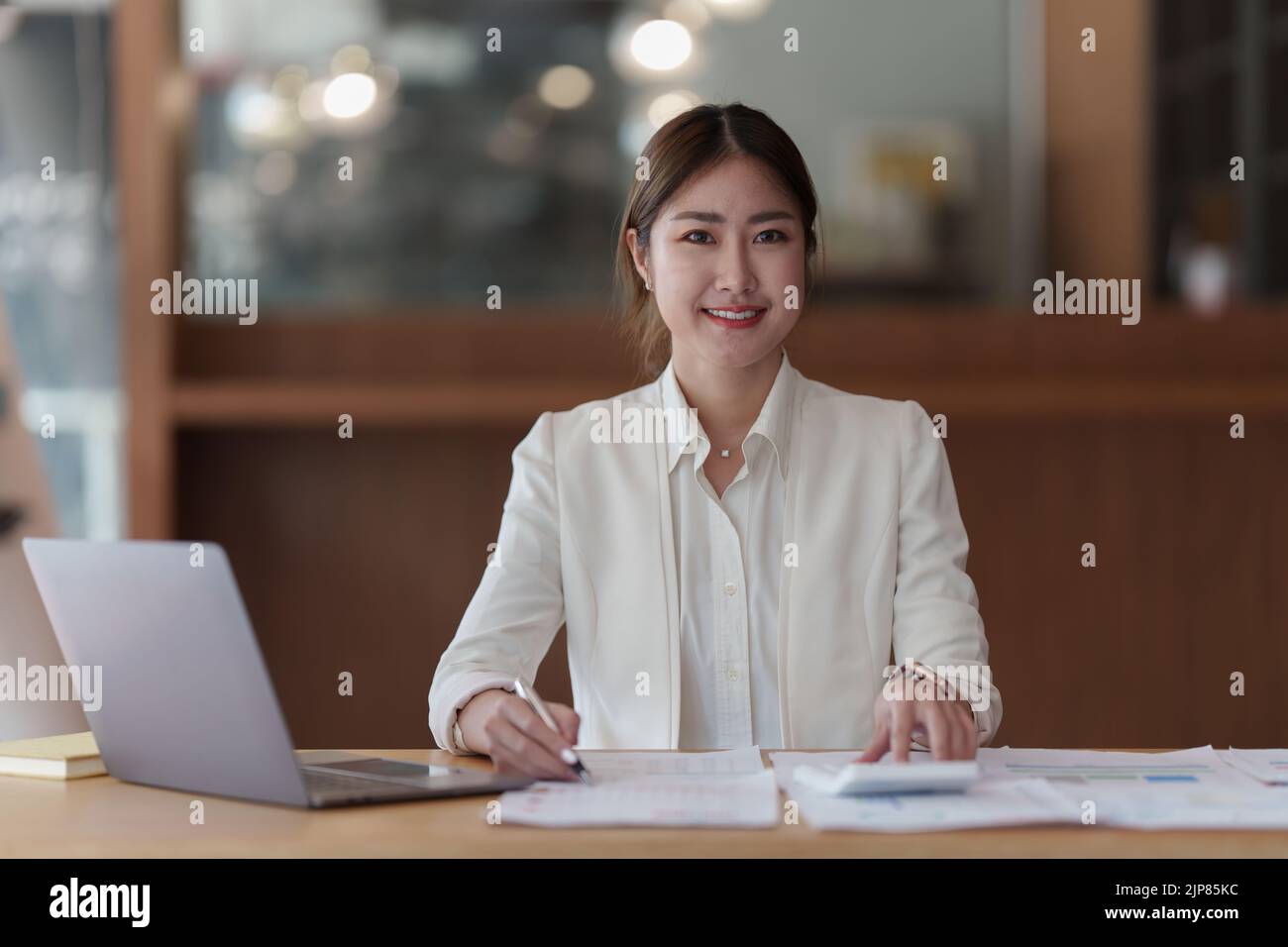 Femme d'affaires moderne avec document financier au bureau Banque D'Images