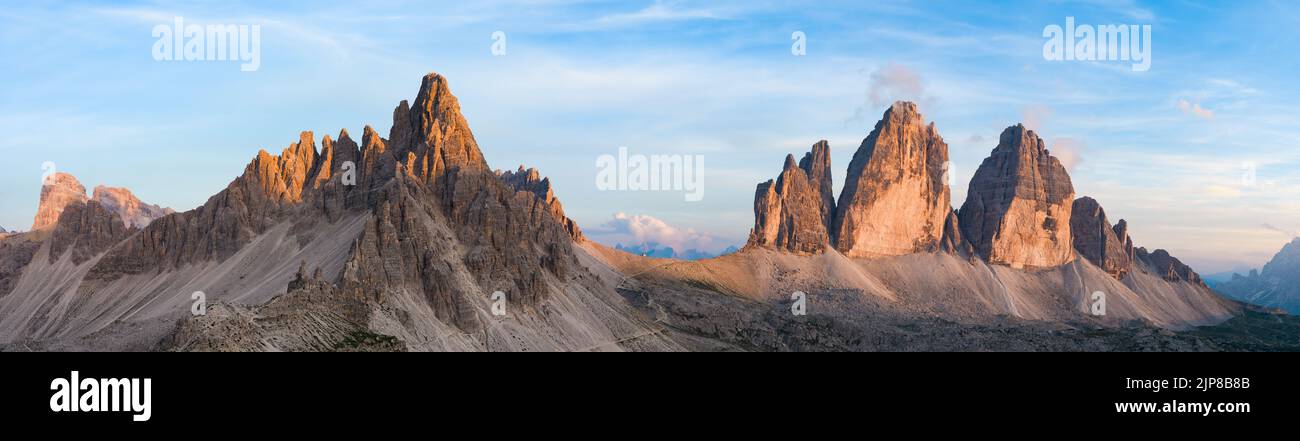 Vue panoramique imprenable sur les trois sommets de Lavaredo (Tre cime di Lavaredo) pendant un beau coucher de soleil. Banque D'Images