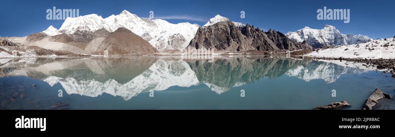 Vue sur le miroir de Cho Oyu dans le lac - Cho Oyu Camp de base - Everest trek - Népal Banque D'Images Vue sur le miroir de Cho Oyu dans le lac - Cho Oyu Camp de base - Everest trek - Népal Banque D'Images