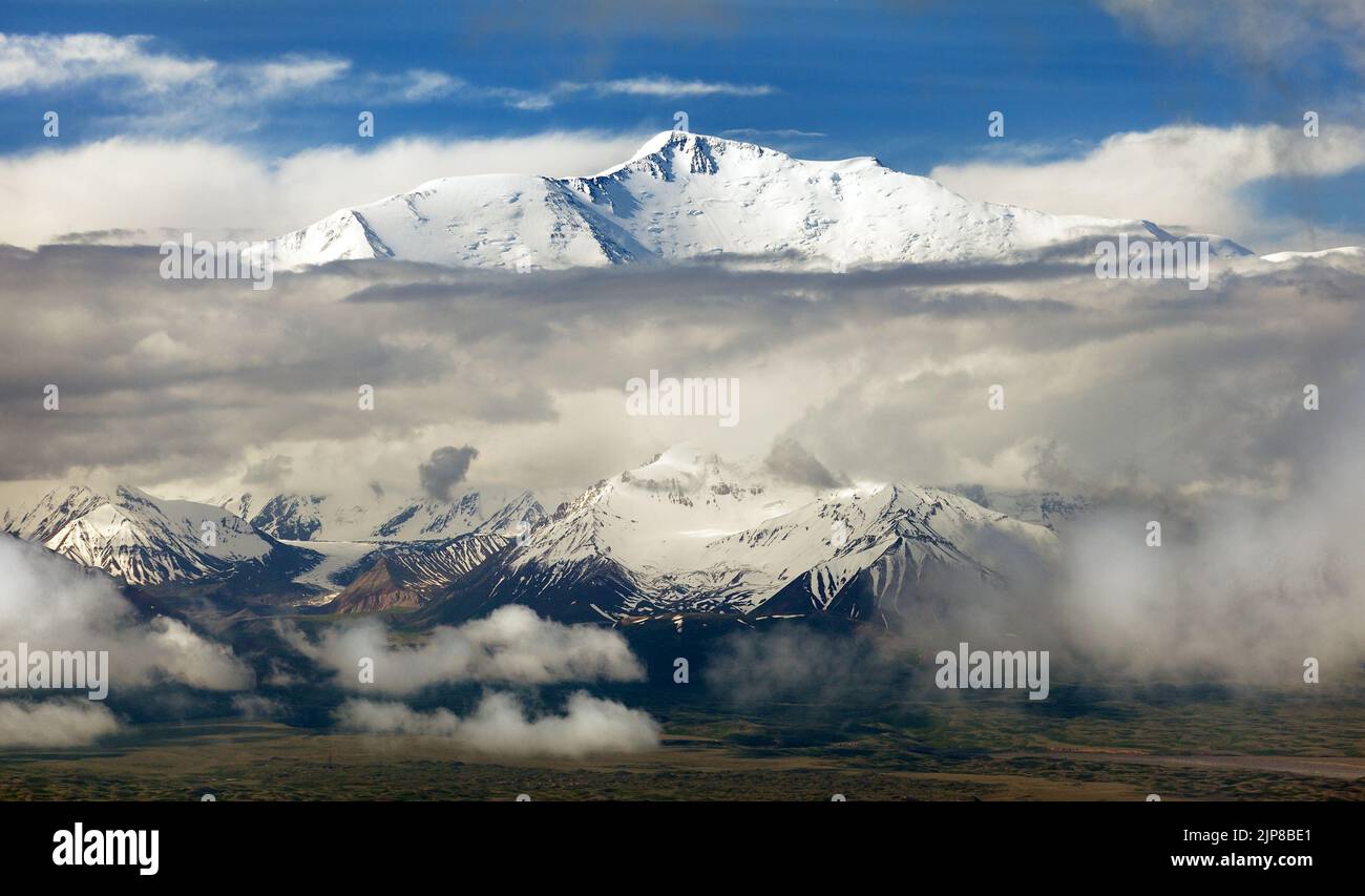 Vue sur le pic Lénine depuis l'aire de répartition d'Alay - montagnes du Pamir kirghize - frontière avec le Kirghizistan et le Tadjikistan - Asie centrale 'toit du monde' Banque D'Images