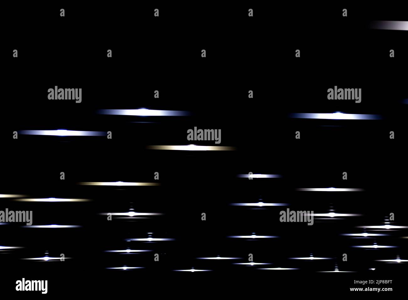 Points et lignes de lumière créés par une lampe sur fond noir. Ecran CMS LED de couleur vive. Contexte conceptuel technologique ou électronique. Banque D'Images