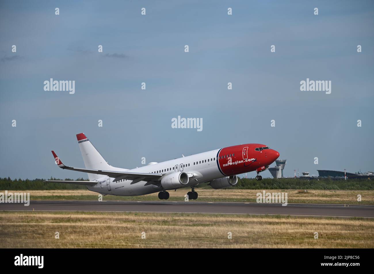 Décollage du Boeing 737-800 norvégien à l'aéroport Helsinki-Vantaa Banque D'Images
