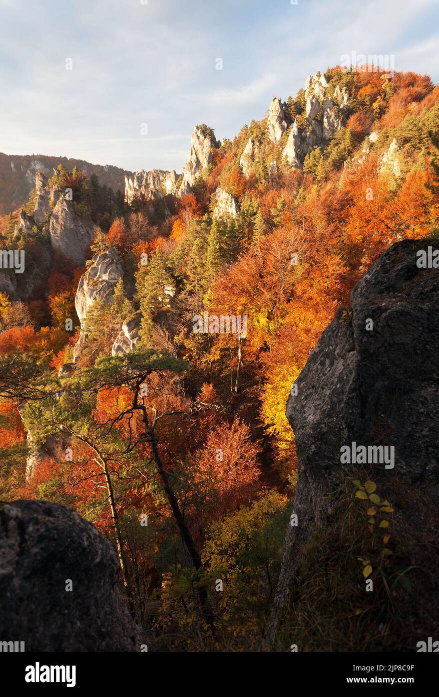 Le soir, vue de couleur rouge à l'automne depuis les rocheuses de Sulov - sulovske Skaly - Slovaquie Banque D'Images