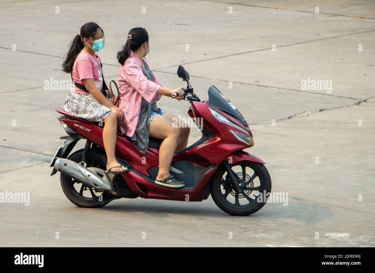 SAMUT PRAKAN, THAÏLANDE, APR 07 2022, les deux femmes se promette en moto dans la rue. Banque D'Images
