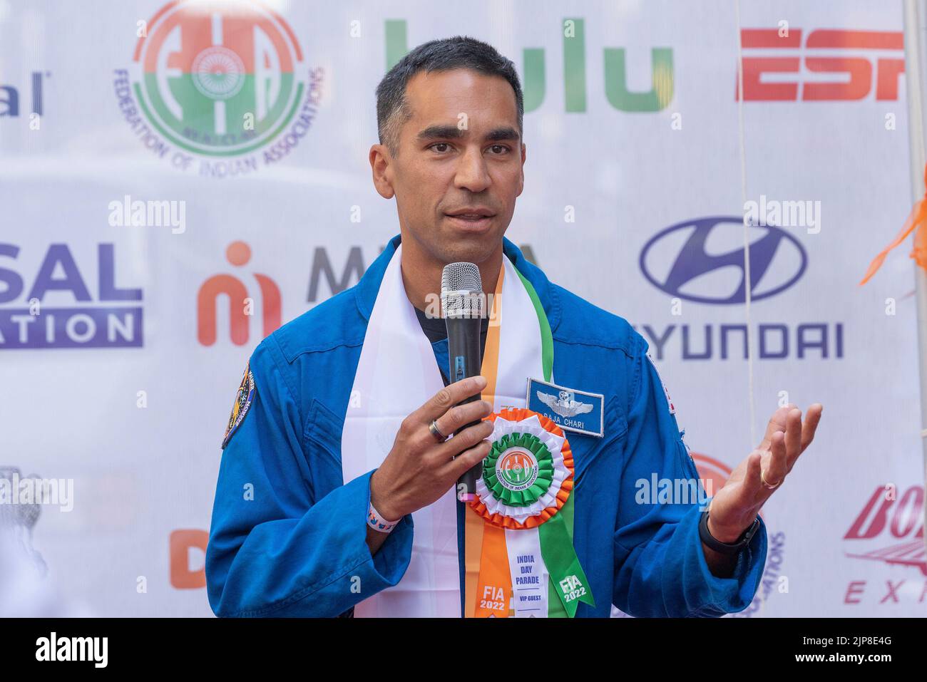 New York, États-Unis. 15th août 2022. L'astronaute Raja Chari parle lors de l'anniversaire de l'indépendance de l'Inde 75th levée de drapeau à Times Square (photo de Lev Radin/Pacific Press) Credit: Pacific Press Media production Corp./Alamy Live News Banque D'Images