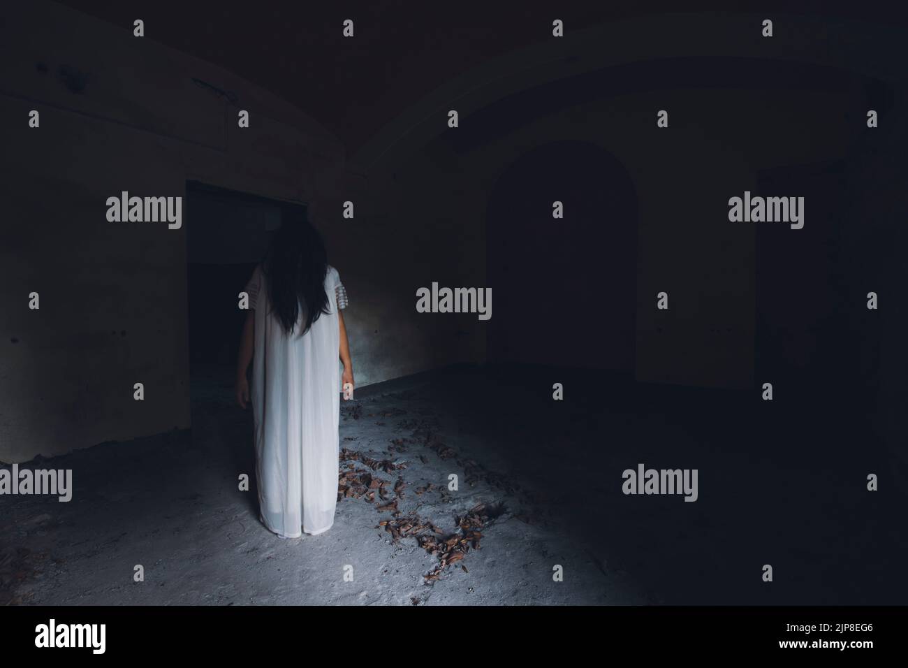 Fantôme dans une maison abandonnée hantée. Scène d'horreur de l'esprit effrayant d'une femme, concept d'halloween. Banque D'Images
