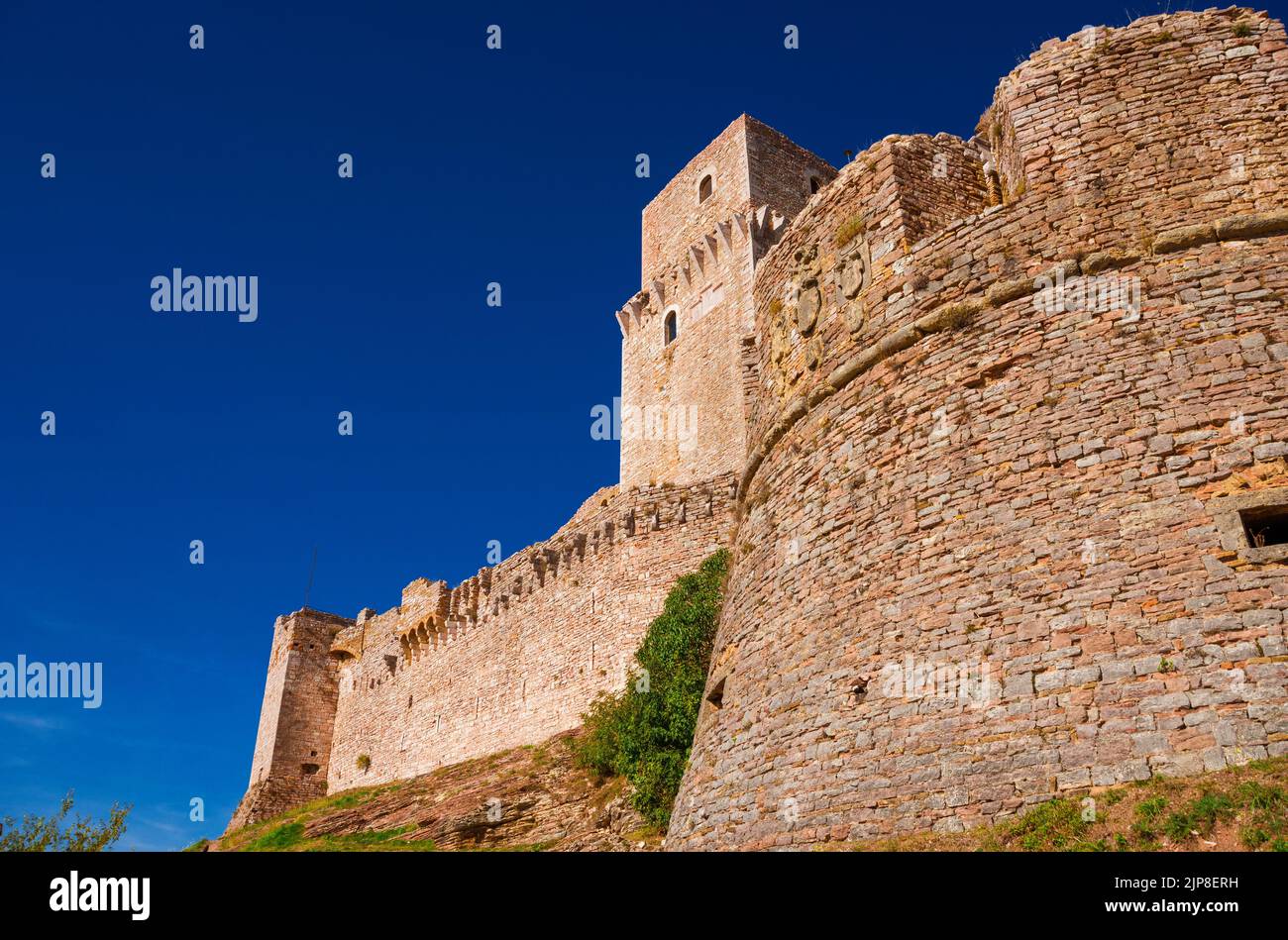 Vue sur les ruines antiques de Rocca Maggiore (grande forteresse), au sommet de la ville médiévale d'Assise Banque D'Images