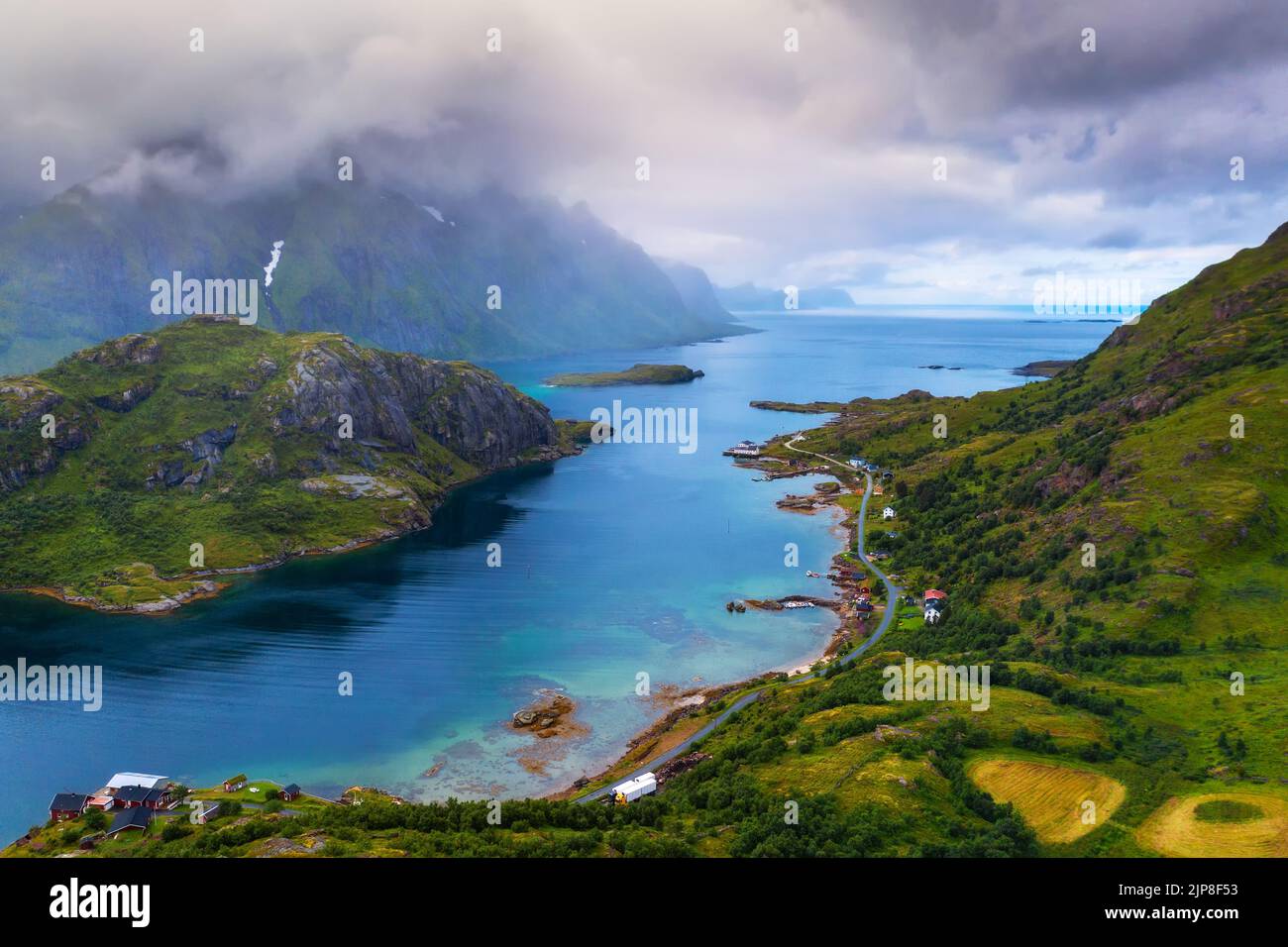 Vue aérienne d'une route longeant un fjord à travers les îles Lofoten en Norvège Banque D'Images