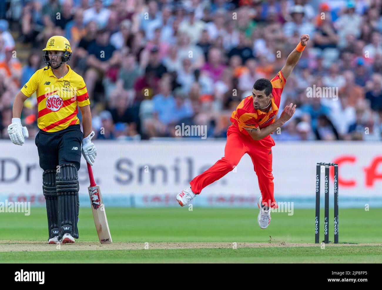 Benny Howell Bowling pour Birmingham Phoenix dans le match cent contre Trent Rockets Banque D'Images