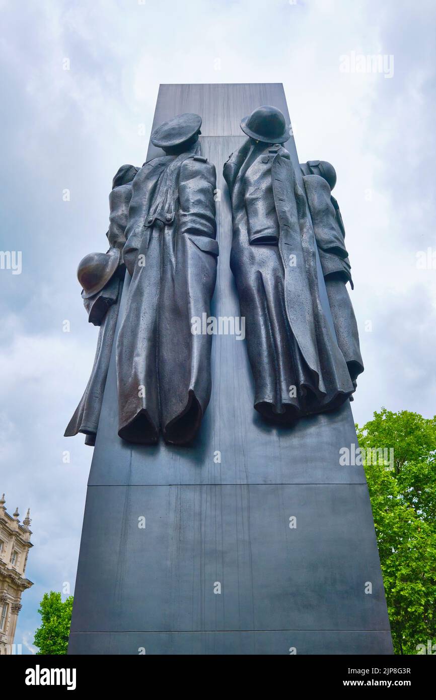 Un mémorial de bronze, hommage aux femmes de la Seconde Guerre mondiale Le long de Whitehall Road à Londres, Angleterre, Royaume-Uni. Banque D'Images